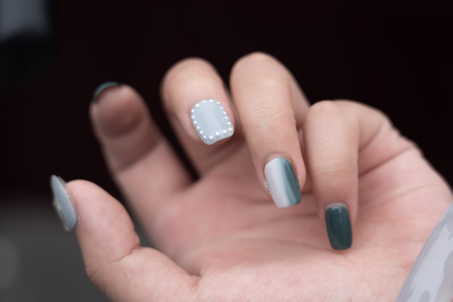 堂妹与她新做的指甲