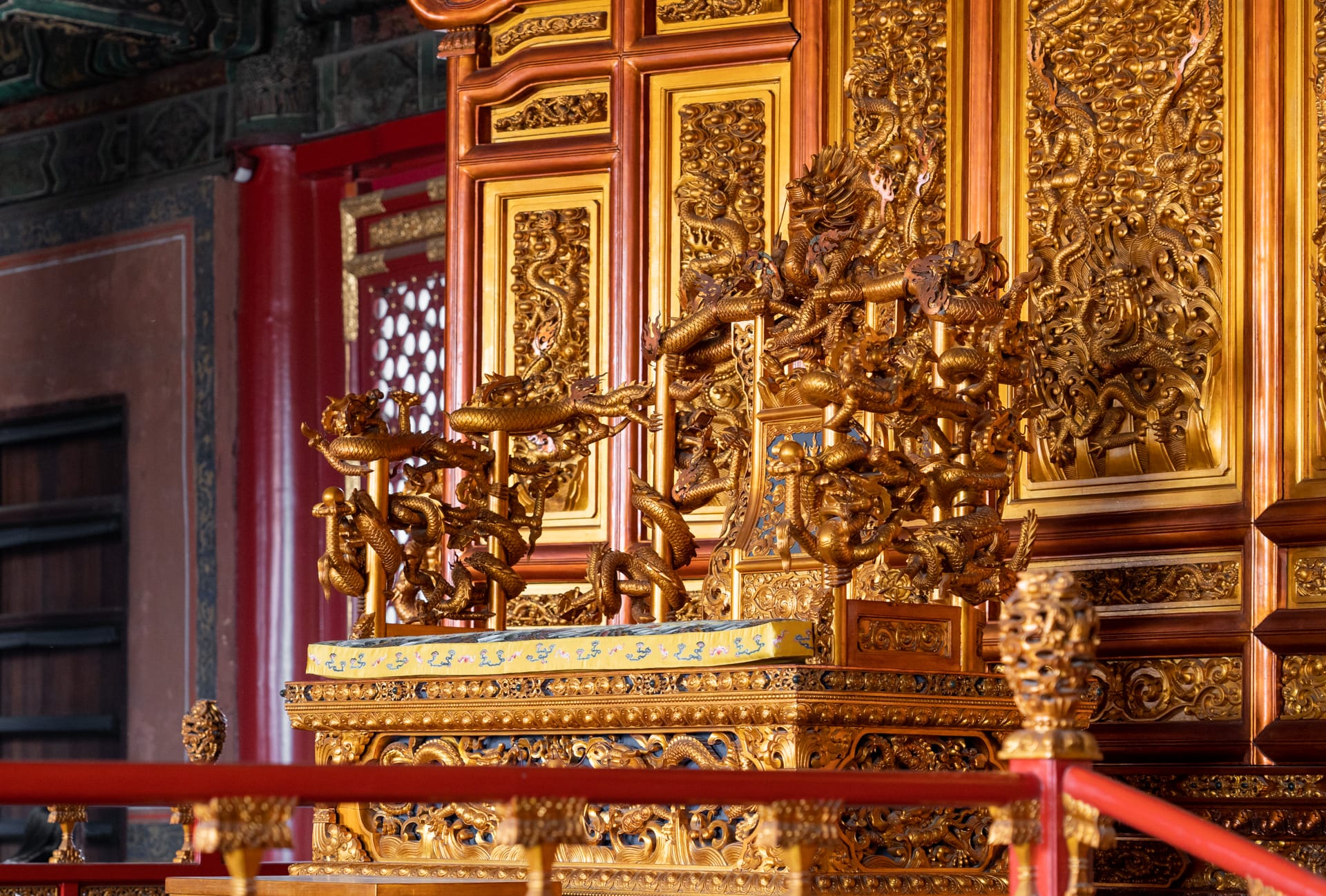 这就是金灿灿的龙椅啦！