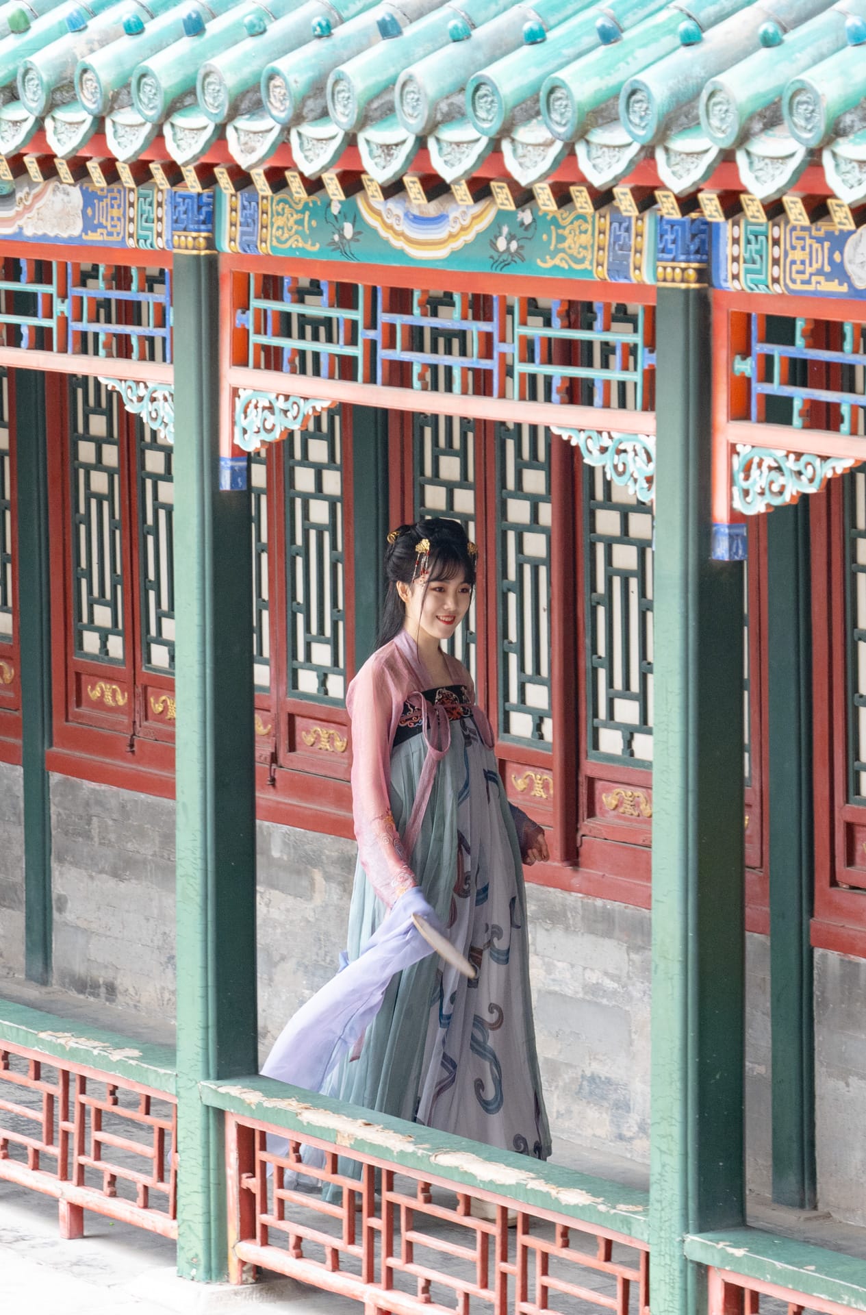 在佛香阁拍古风的女子