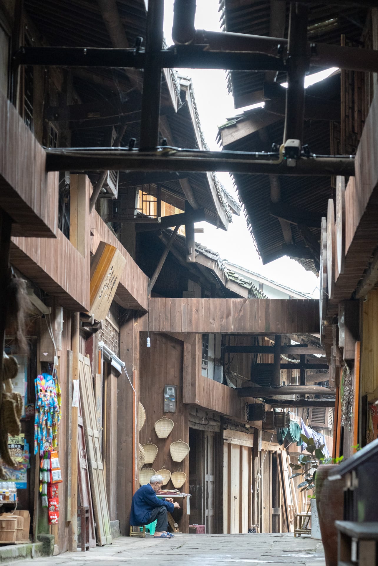 古镇里孤独的老人