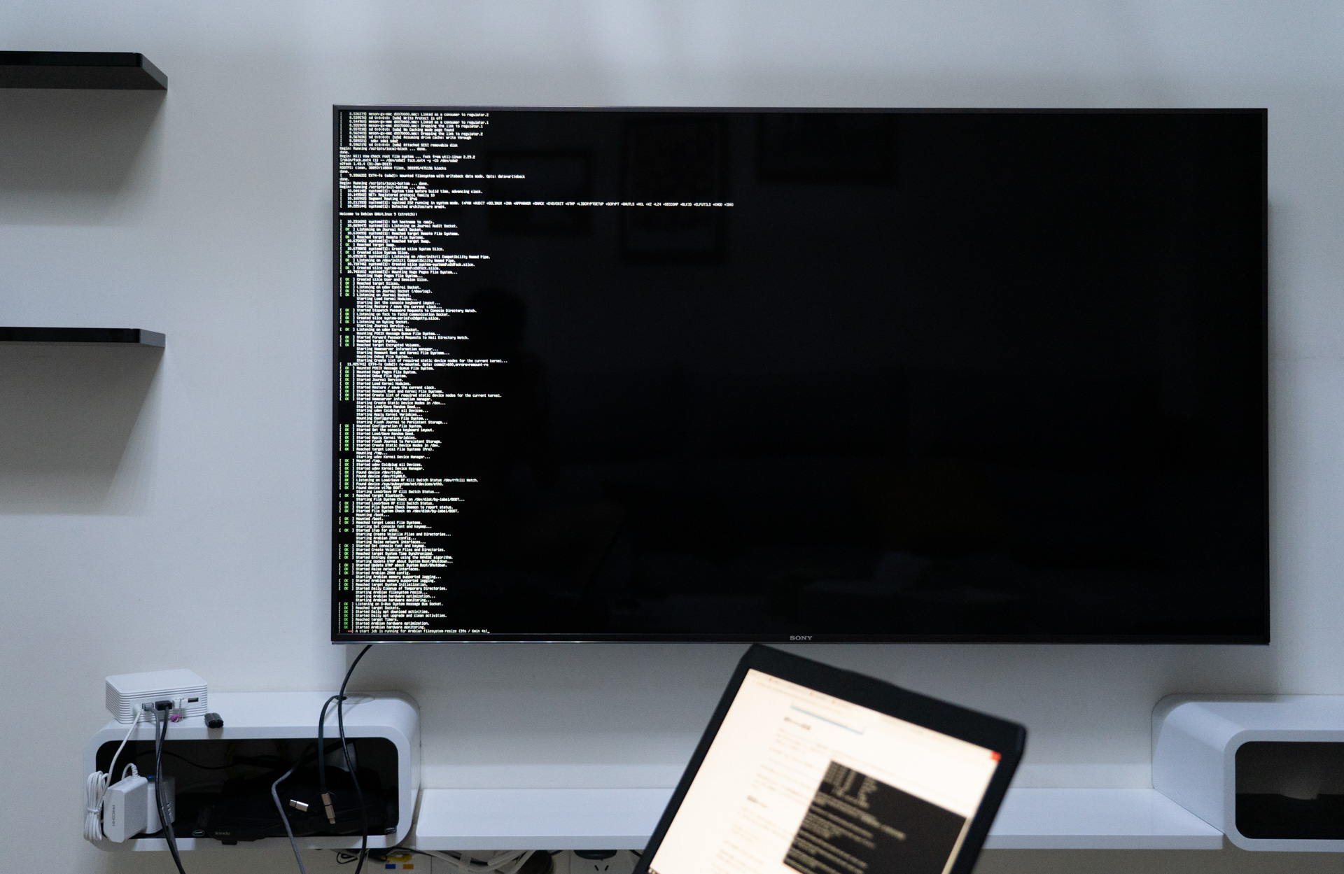 我用电视作为显示器，感觉很高级的样子~