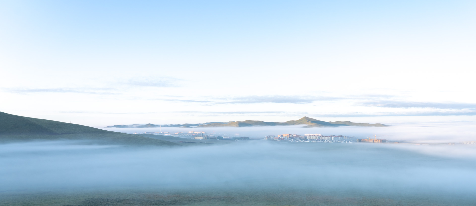 晨雾里边儿的若尔盖县城