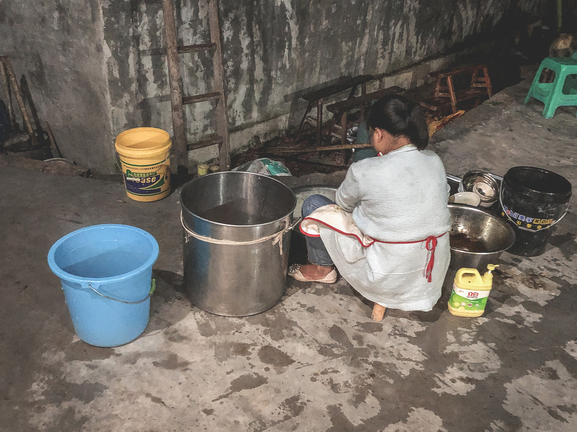 包席洗碗的少女