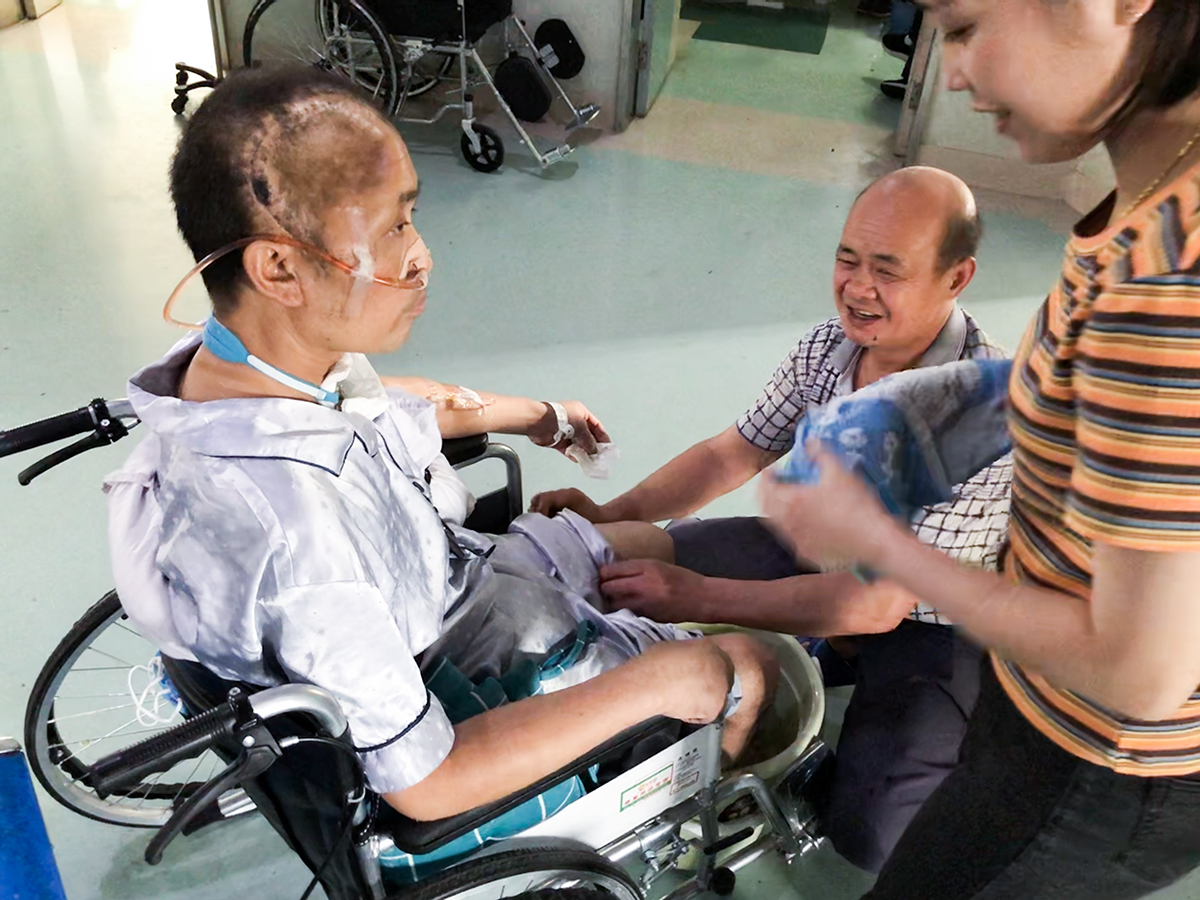 目光呆滞尚不能言语的舅舅