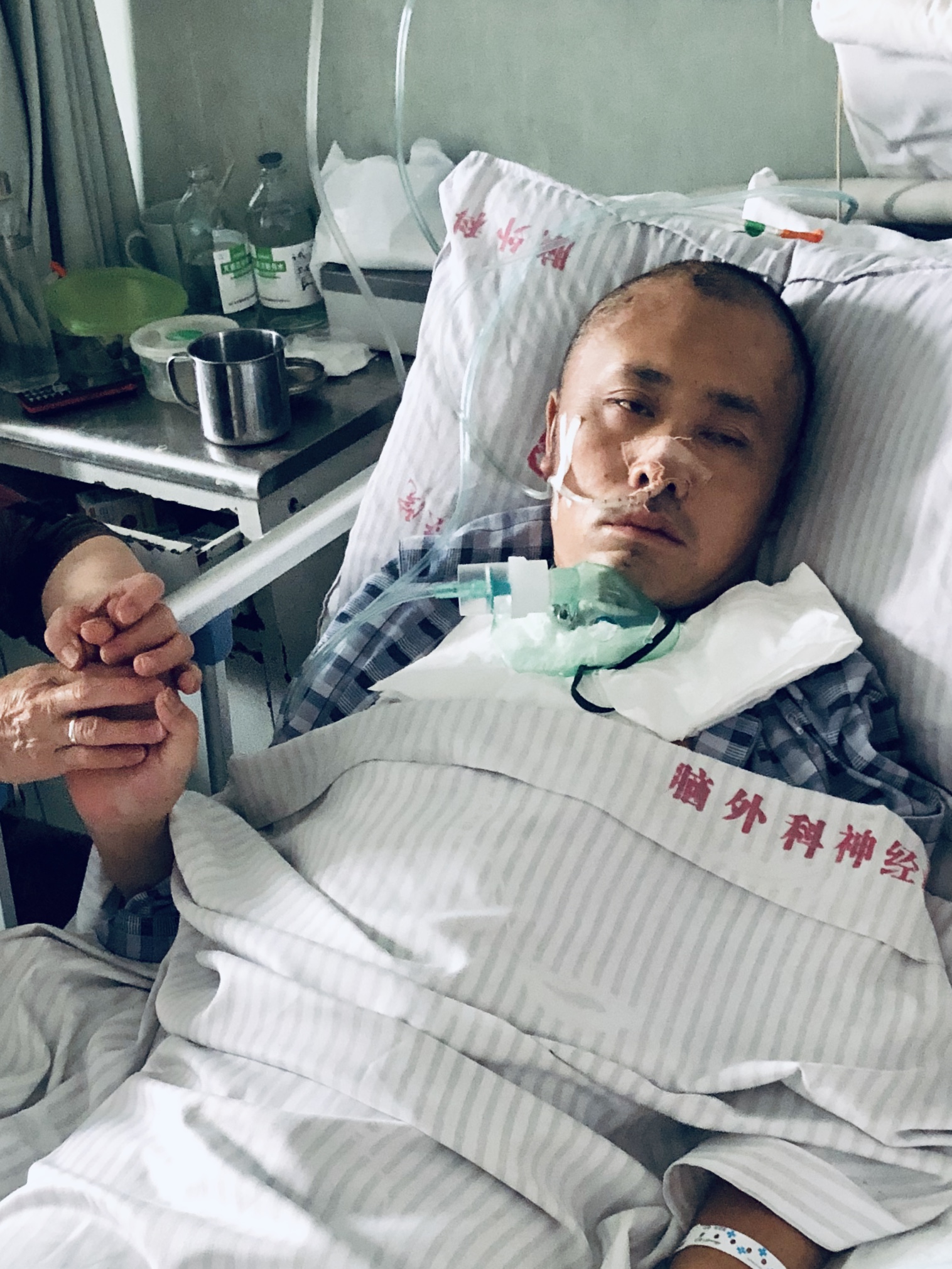 目光呆滞尚不能言语的舅舅