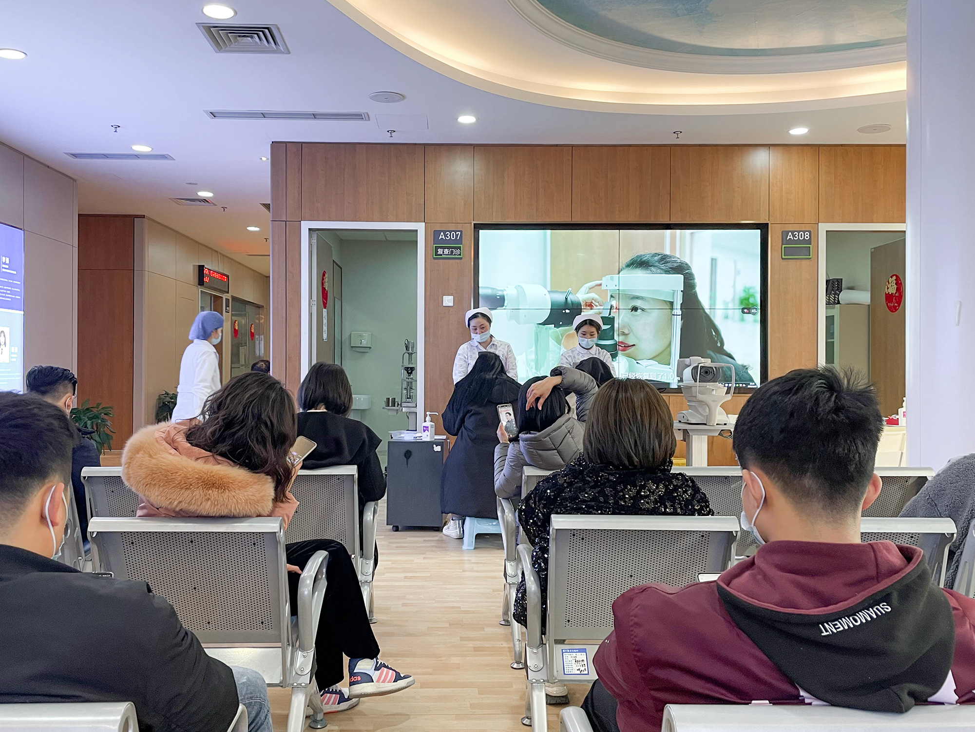 爱尔眼科医院三层初检等候室