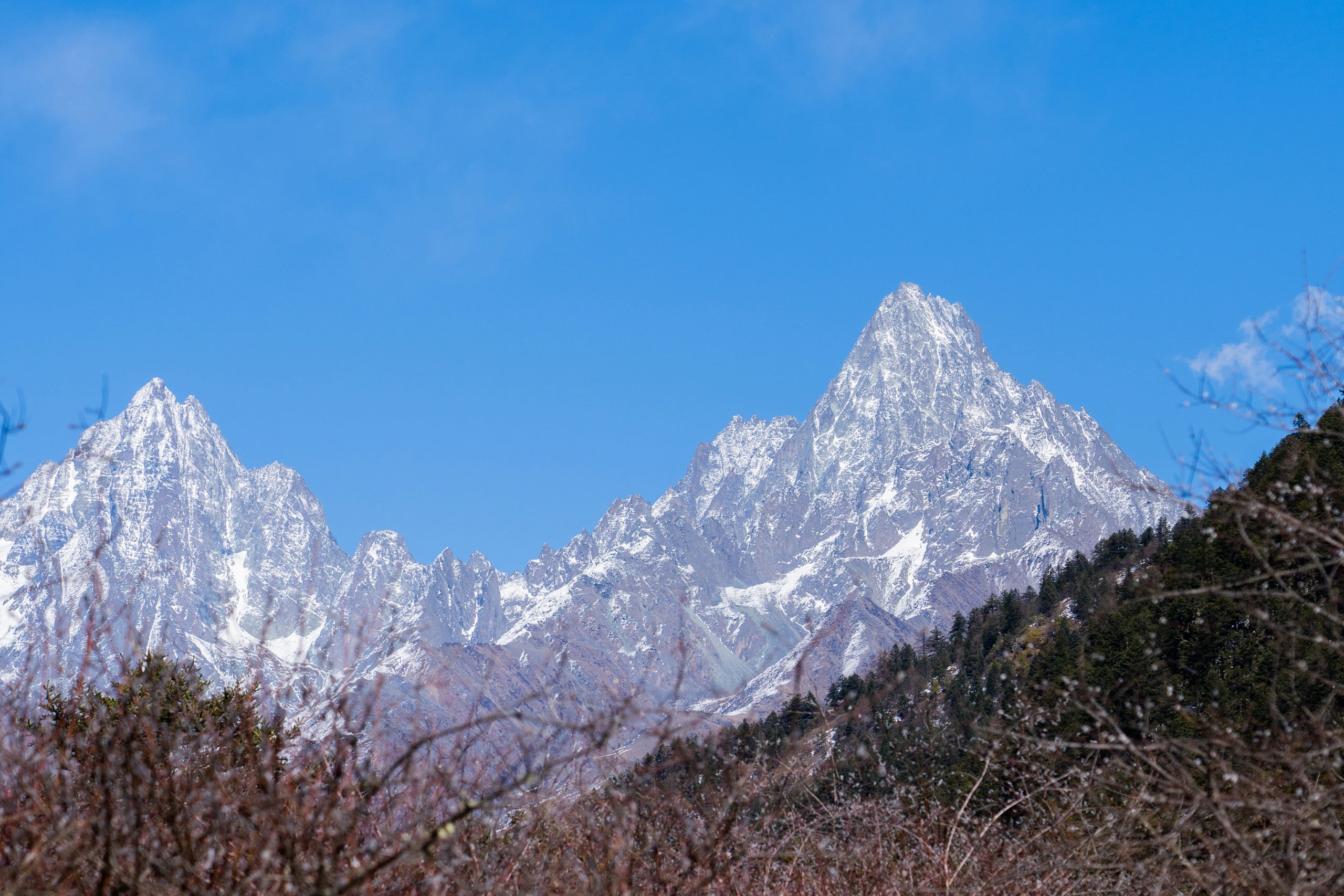 木格措景区大巴上拍的雪山