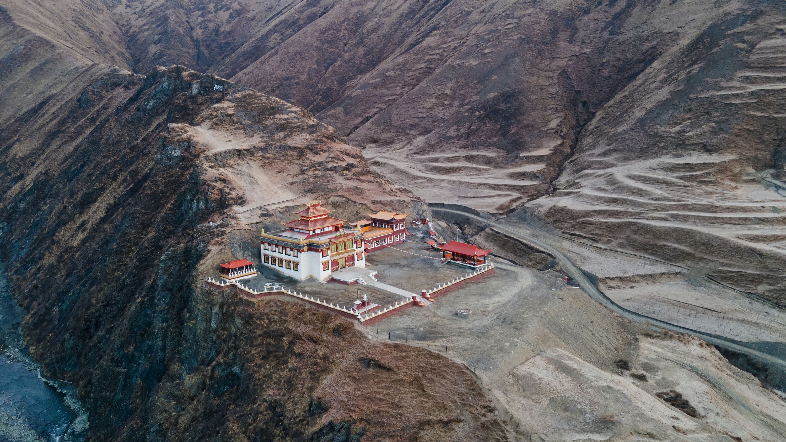 新都桥镇河流对面的寺庙，航拍