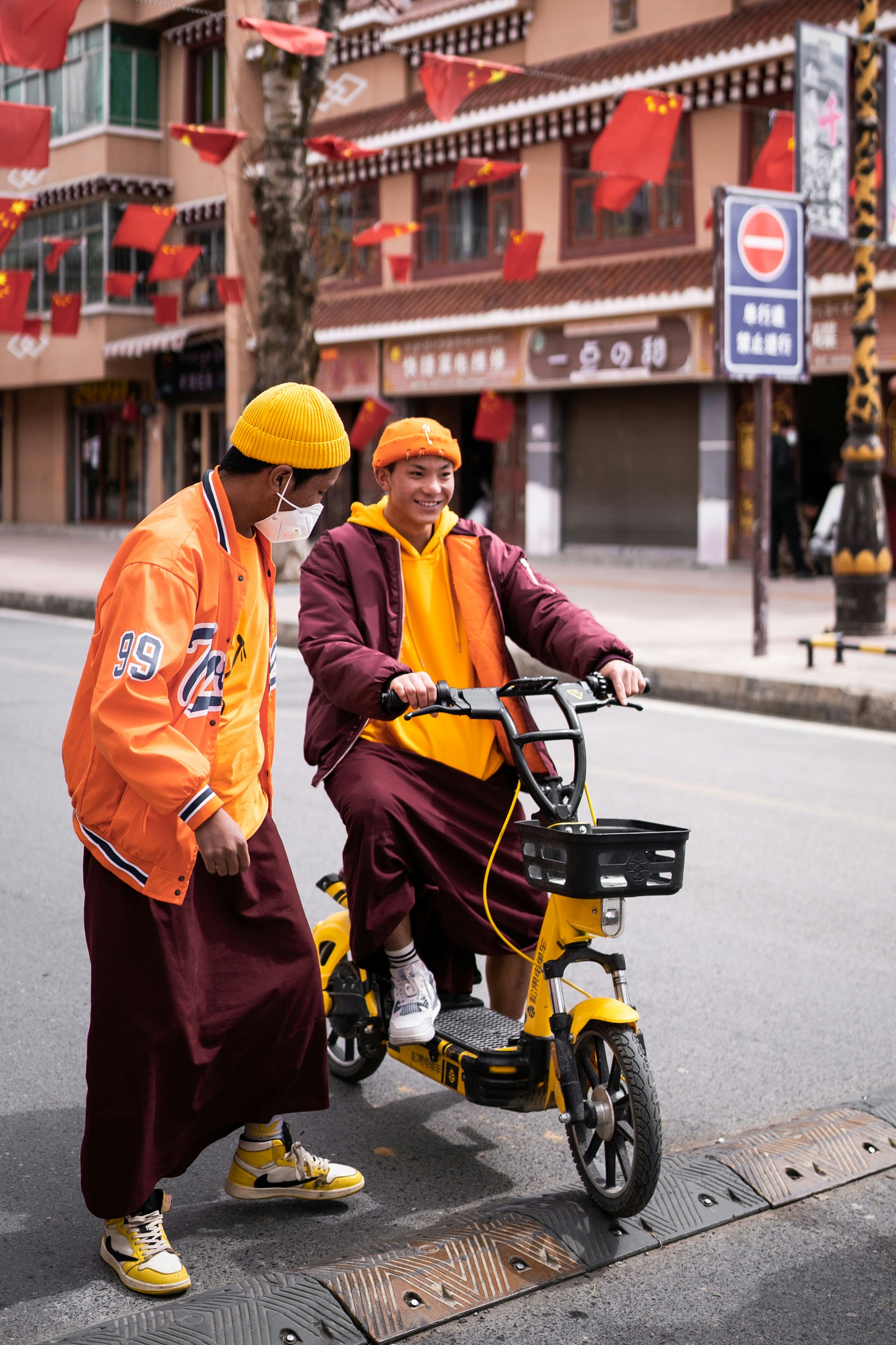藏族帅哥骑小黄车