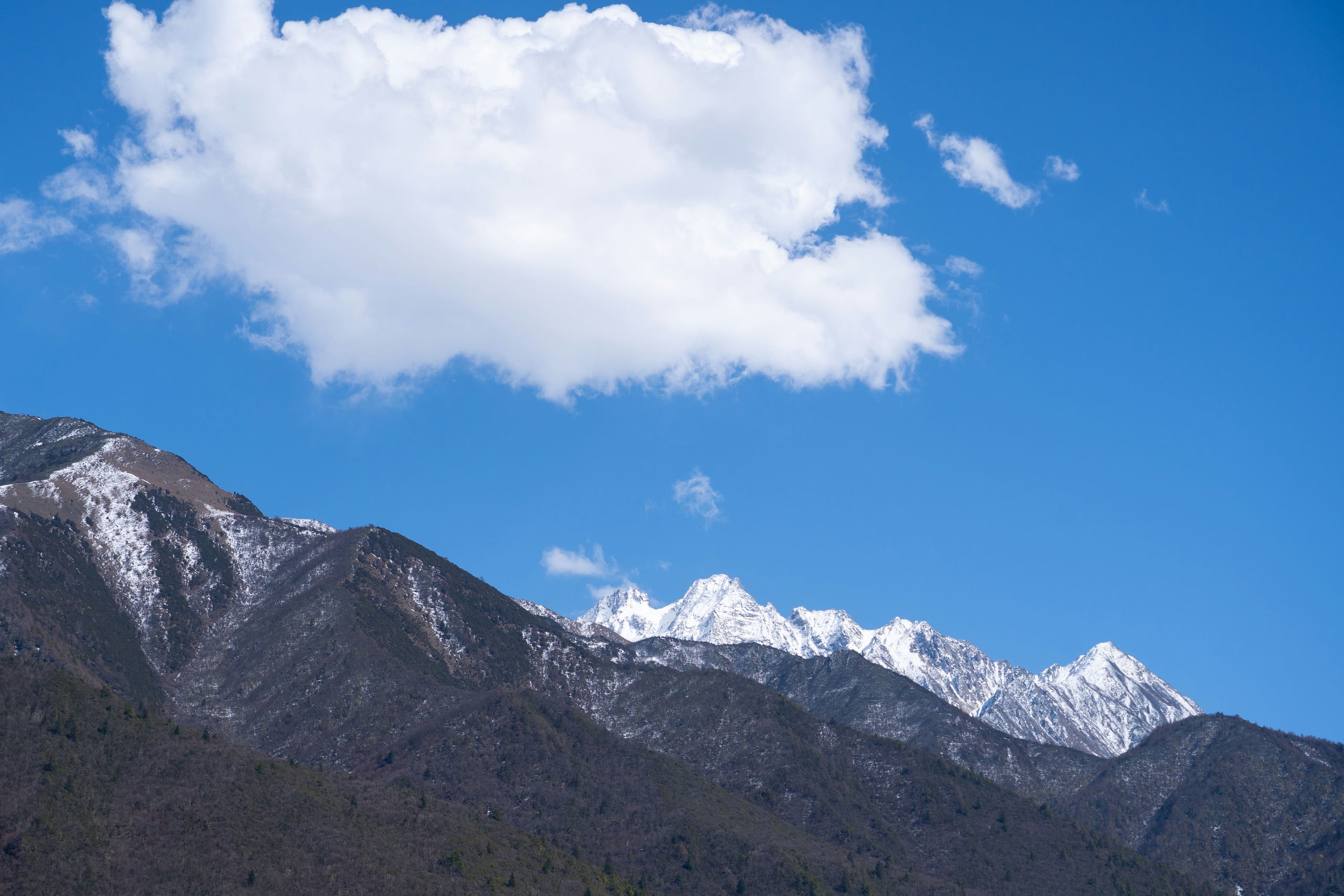 透亮的天空和云朵