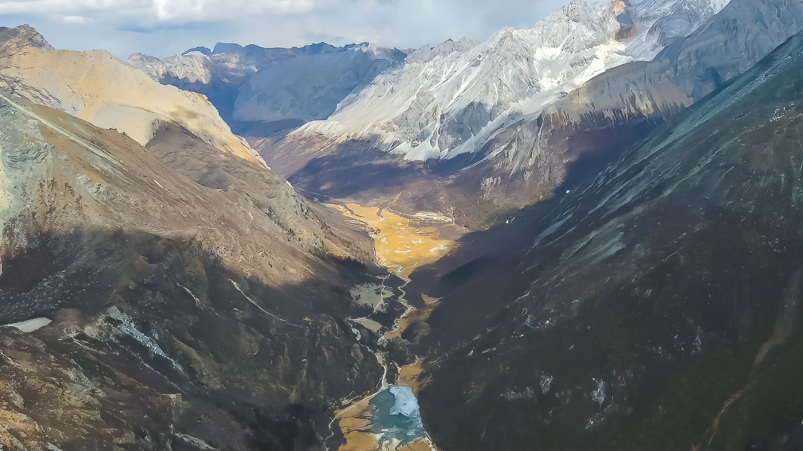 稻城山巅航拍全景图