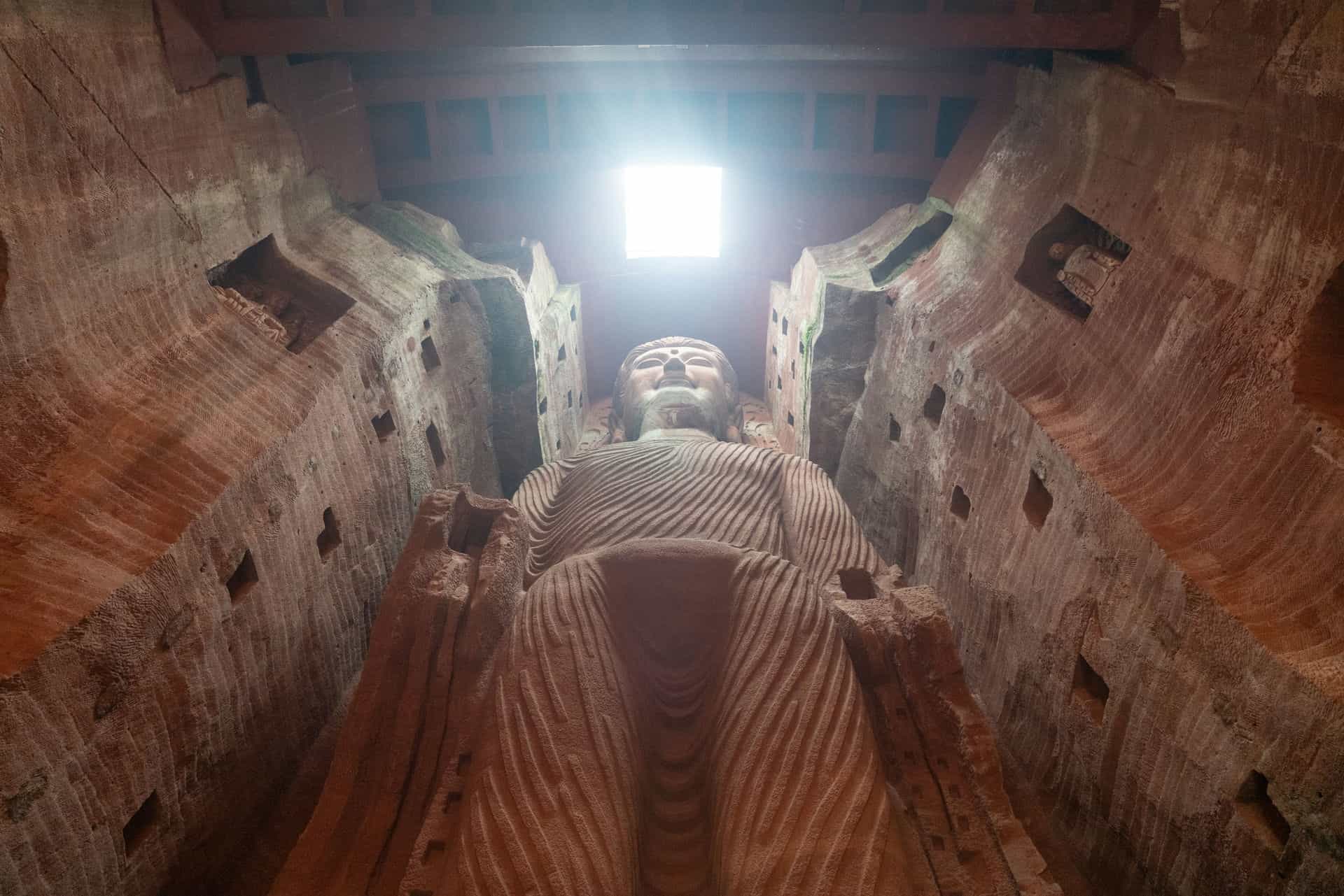 东方佛都的地宫内部药王菩萨坐佛