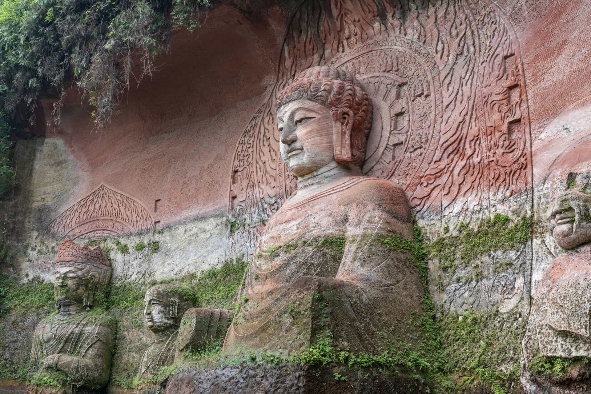 东方佛都依山而刻的各种佛像