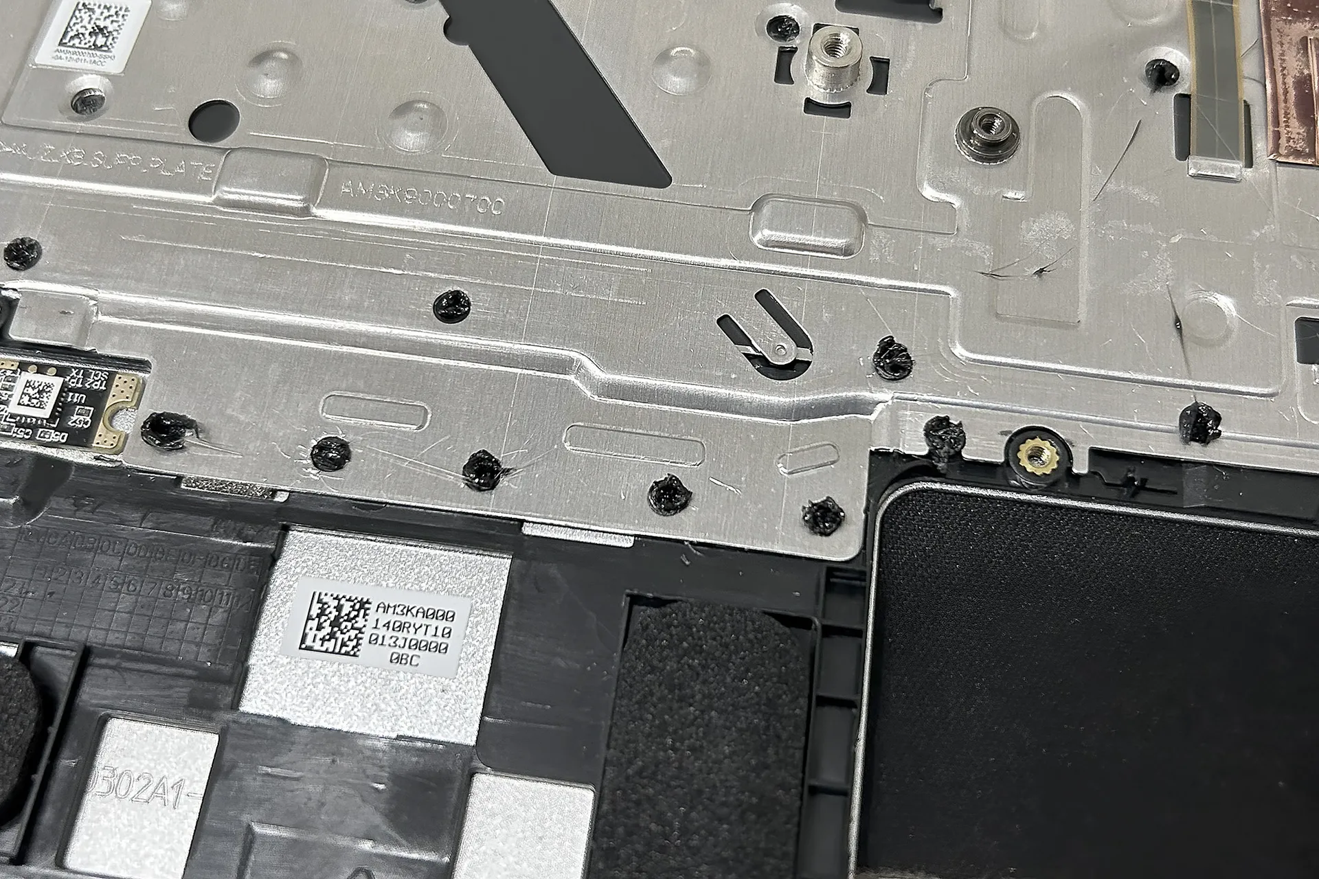 艰难的，用蛮力压住并利旧原来的塑料柱烧回去