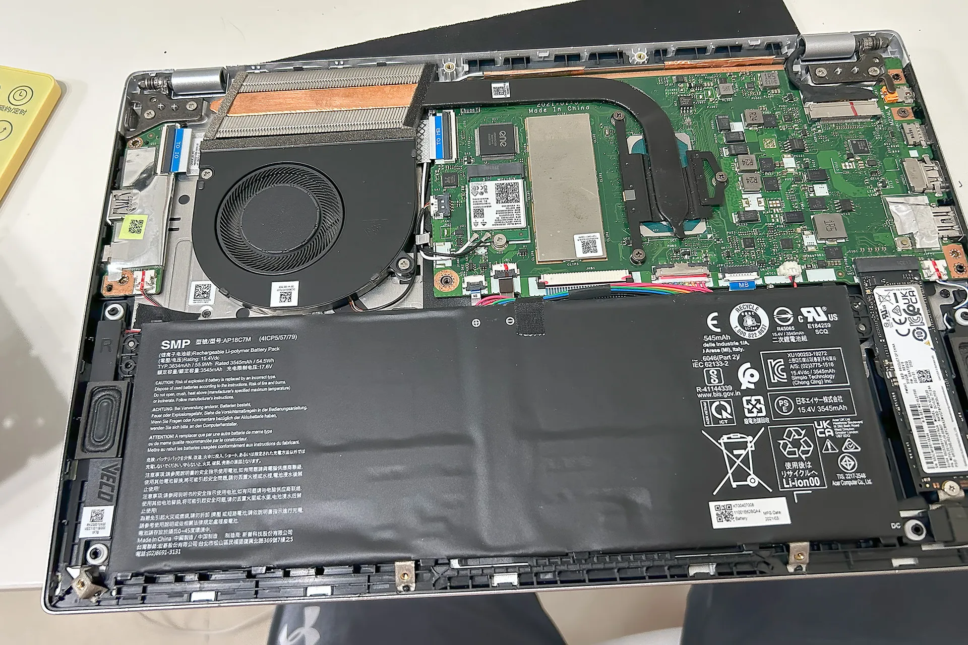 宏碁 Swift 3 SF314-511 的电池还挺大一块，这电脑整体功耗不高，所以续航挺不错~