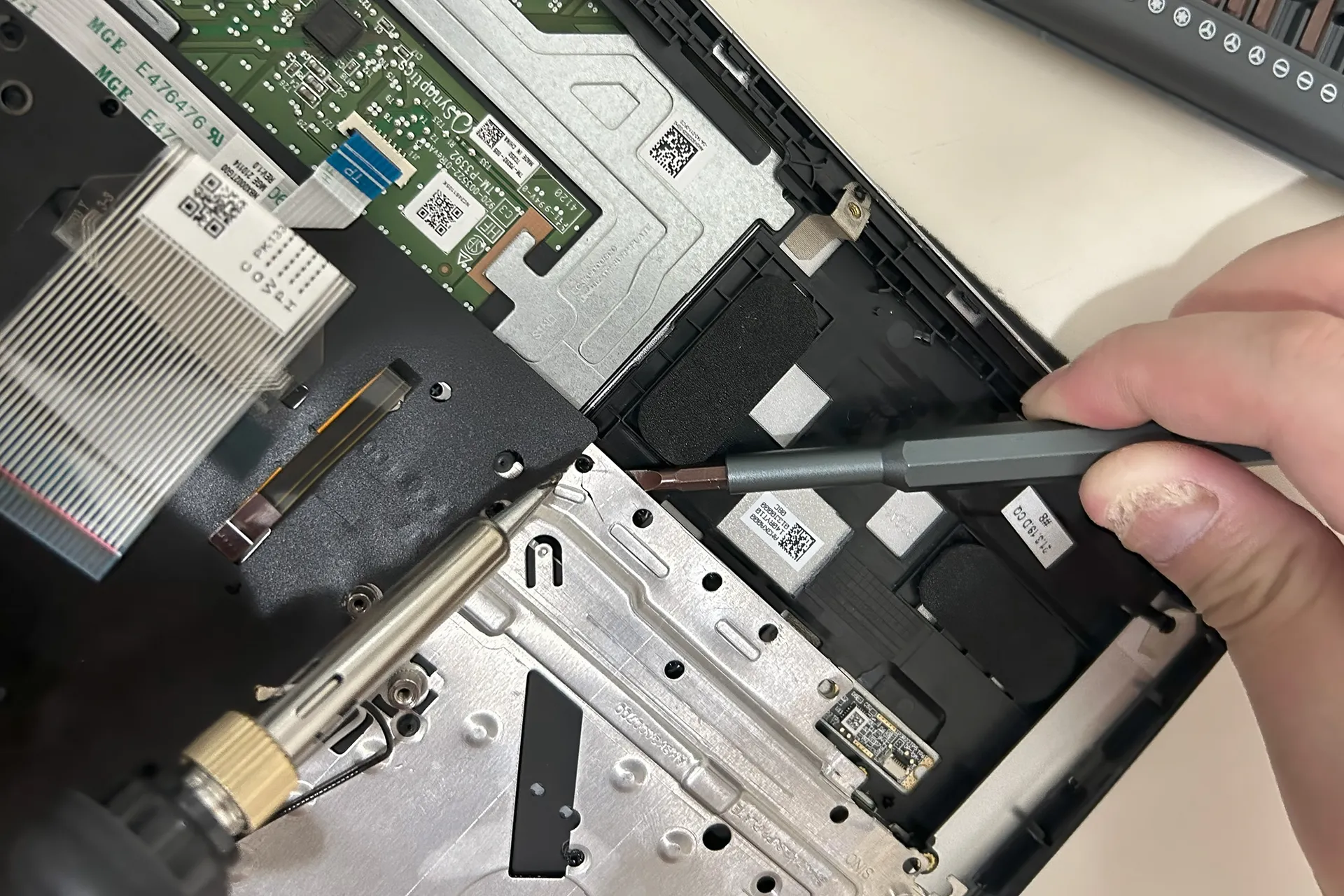 宏碁 Swift 3 SF314-511 更换键盘，没有撬棒只能用螺丝刀了…