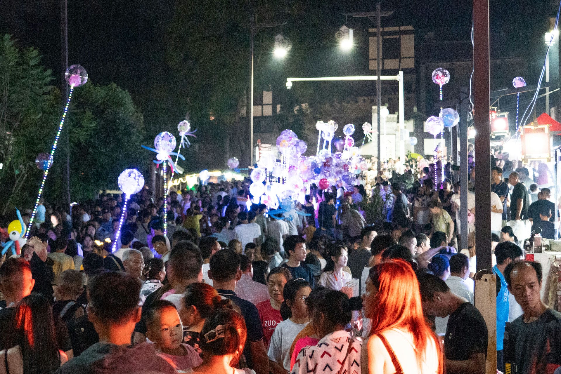 荣昌第九届七夕河灯节现场游人